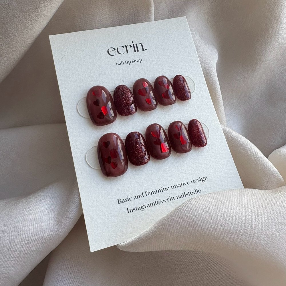 Heartique press-on nail set by écrin nail studio